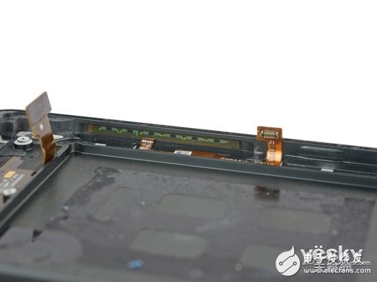 在電路中有多組傳感器，ifixit推測這些傳感器由變形敏感電阻組成，在擠壓、伸展的過程中改變其電阻，從而實現(xiàn)控制。