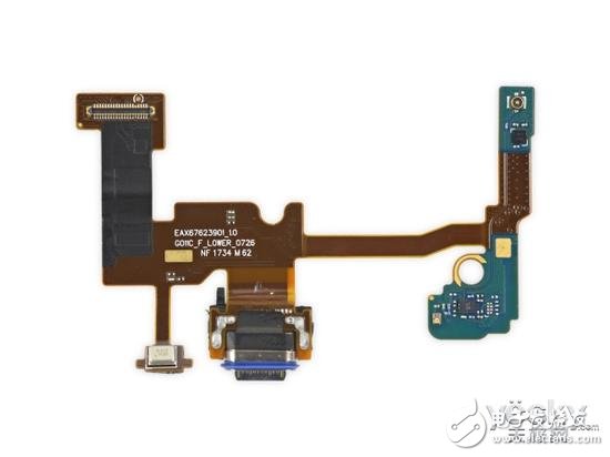 位于手機(jī)背部的指紋傳感器設(shè)計簡潔、干凈利落。
