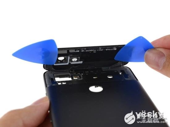 拆解背部玻璃材質(zhì)區(qū)域只能從手機(jī)的外部入手，其下方有天線以及連接線纜。