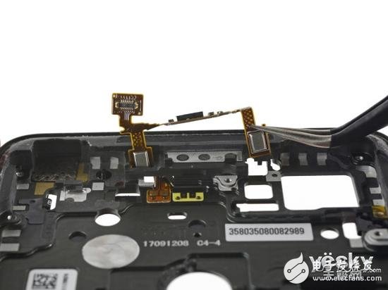 機(jī)身頂端剩下的組件都需要加熱來分離：手機(jī)聽筒和NFC天線。