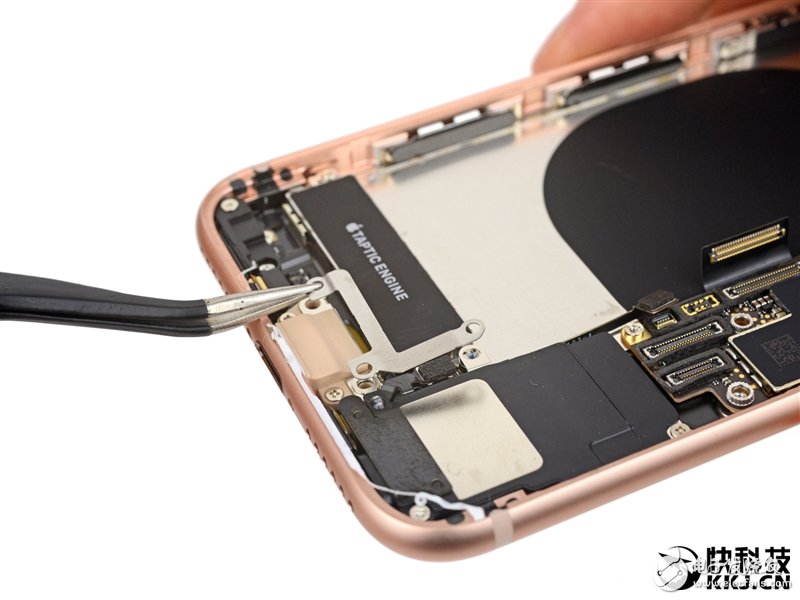 iPhone 8完全拆解：罕見2GB內(nèi)存造就奇跡！