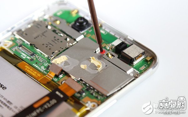 海信手機H10拆機 做工良好結(jié)構(gòu)不復雜
