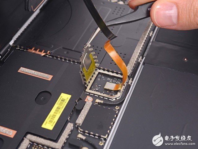 Surface Laptop的排線拆解難度遠高于傳統(tǒng)筆電。