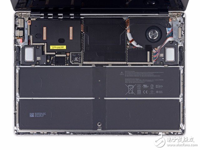 將鍵盤拆下后，Surface Laptop就像這樣，電池占據(jù)了一半的空間，主板部分和散熱器部分已經(jīng)清晰可見了。